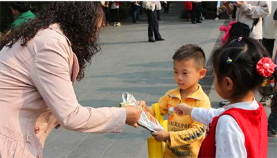 讓孩子感恩成長，快來參與“愛心小報童”活動吧！