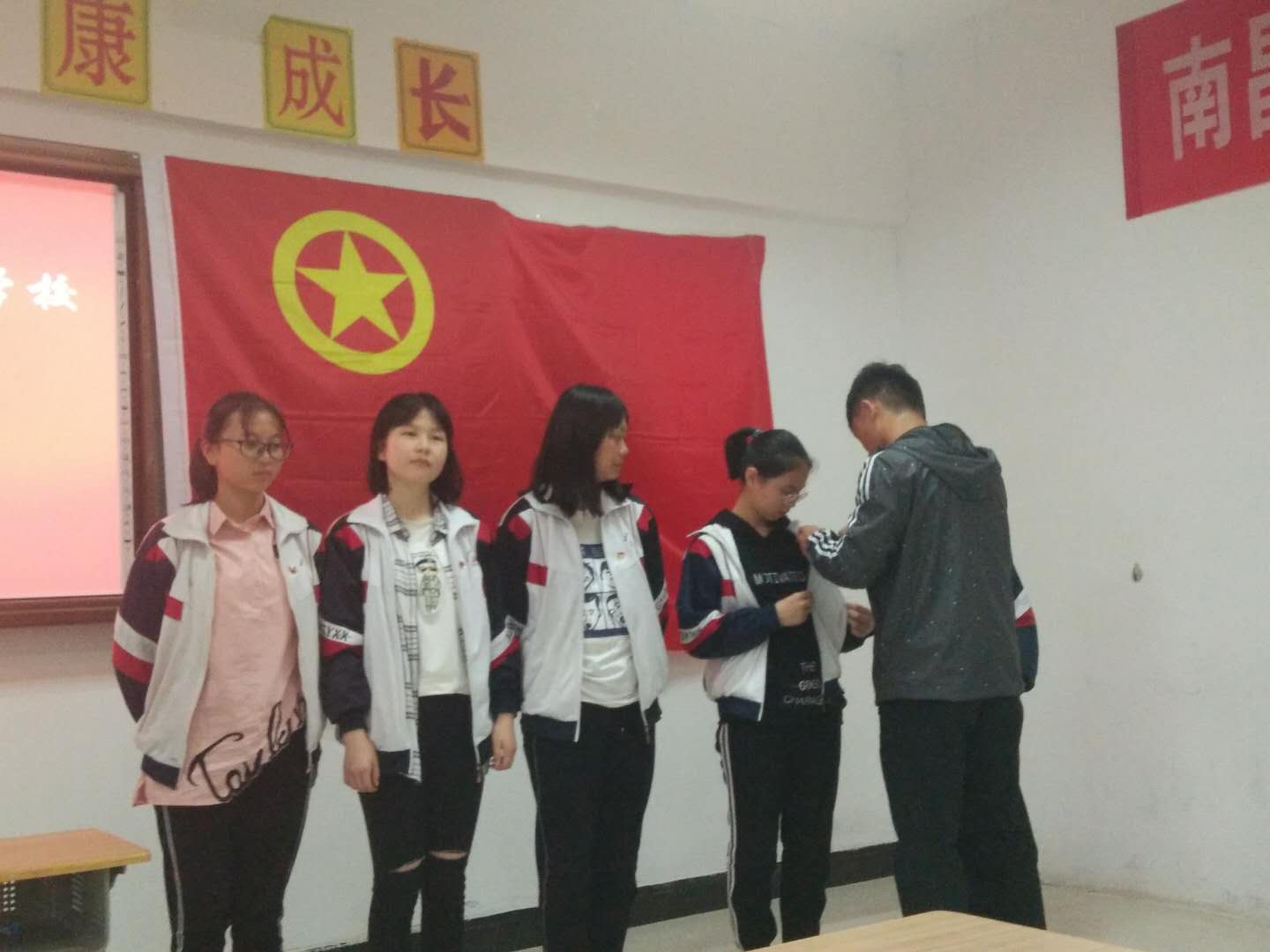 E:\雜項\稿費\2019\4月份修改后的\象湖學(xué)校入團報道\入團儀式報道照片4.23\3af33e31bec9d75a07e0e85f9c8afdf.jpg E:\雜項\稿費\2019\4月份修改后的\象湖學(xué)校入團報道\入團儀式報道照片4.23\3af33e31bec9d75a07e0e85f9c8afdf.jpg