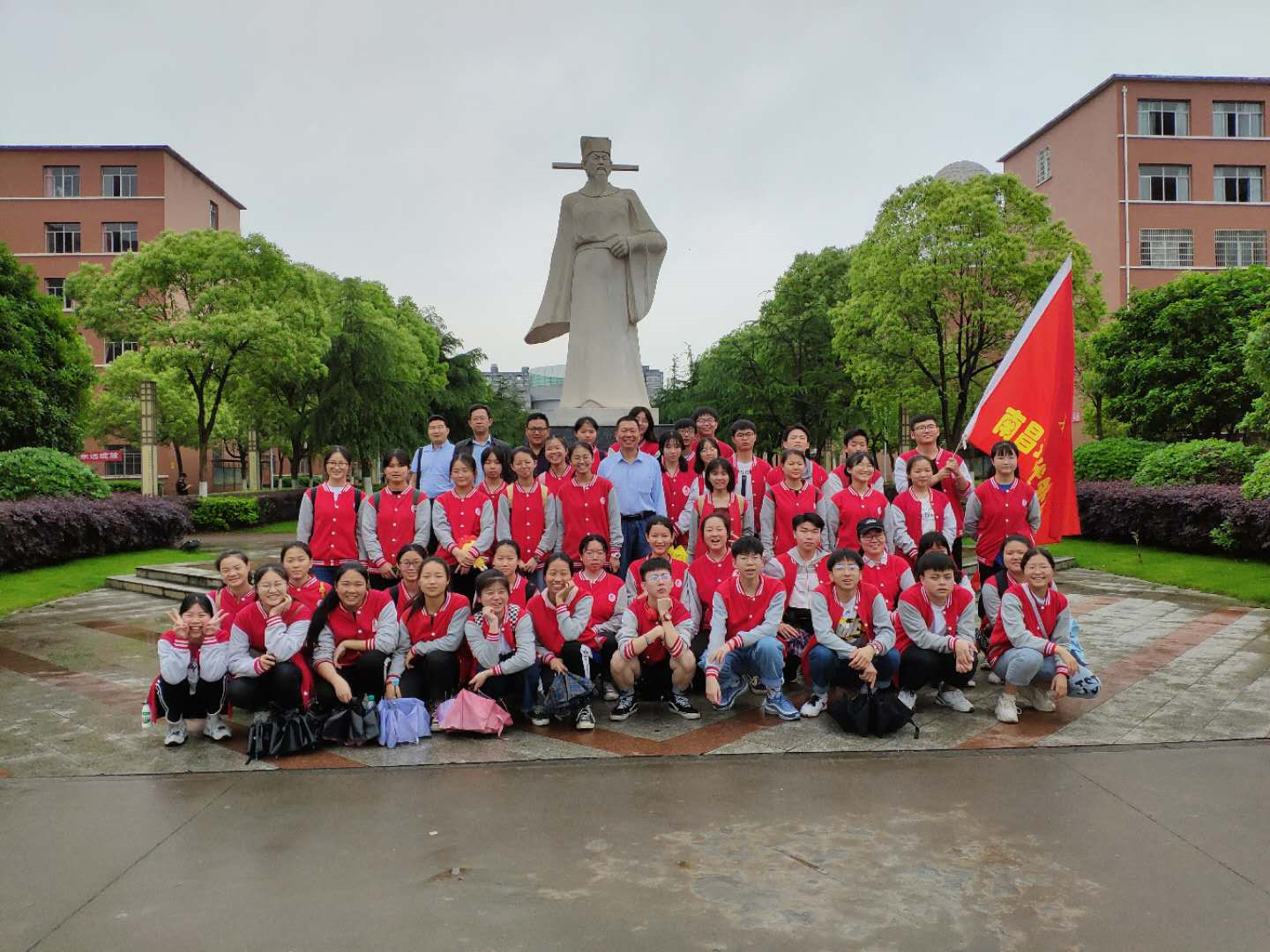 E:\雜項(xiàng)\稿費(fèi)\2019\聚仁堂稿件4月\南昌現(xiàn)代外國(guó)語(yǔ)學(xué)校已修改的文章(1)\南昌現(xiàn)代外國(guó)語(yǔ)學(xué)校已修改的文章\臨川研學(xué)\臨川一中王安石雕像前合影.jpg E:\雜項(xiàng)\稿費(fèi)\2019\聚仁堂稿件4月\南昌現(xiàn)代外國(guó)語(yǔ)學(xué)校已修改的文章(1)\南昌現(xiàn)代外國(guó)語(yǔ)學(xué)校已修改的文章\臨川研學(xué)\臨川一中王安石雕像前合影.jpg